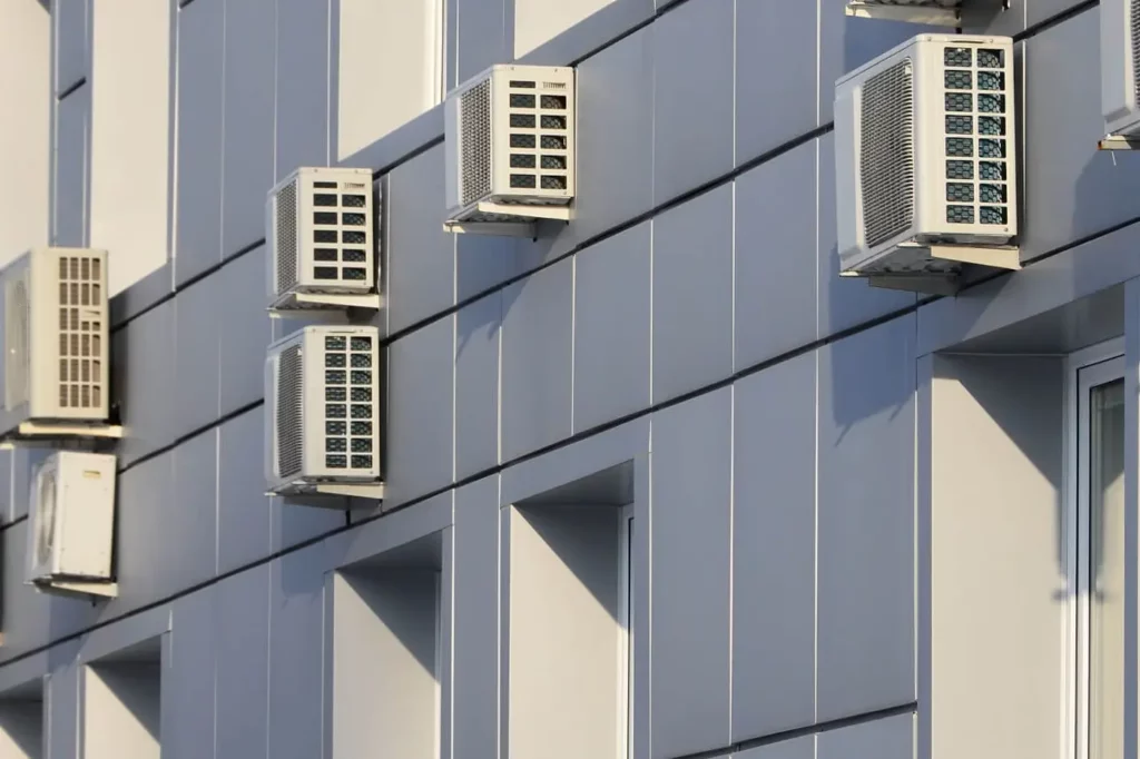 Instalación de aire acondicionado en la fachada del edificio
